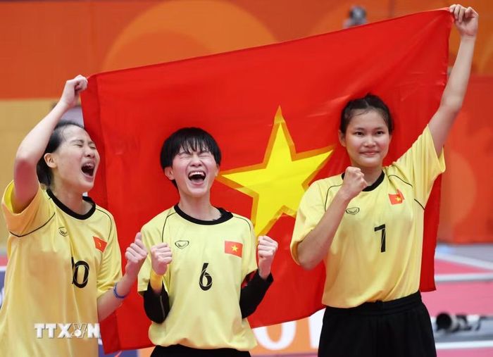 Nguyễn Thị Khánh Ly, Nguyễn Thị Thu Trang và Lê Thị Hồng Liên ăn mừng chiến thắng trong trận chung kết nội dung đôi nữ, môn Cầu mây tại ASIAD 2026, ngày 29/9. (Ảnh: THX/TTXVN phát)