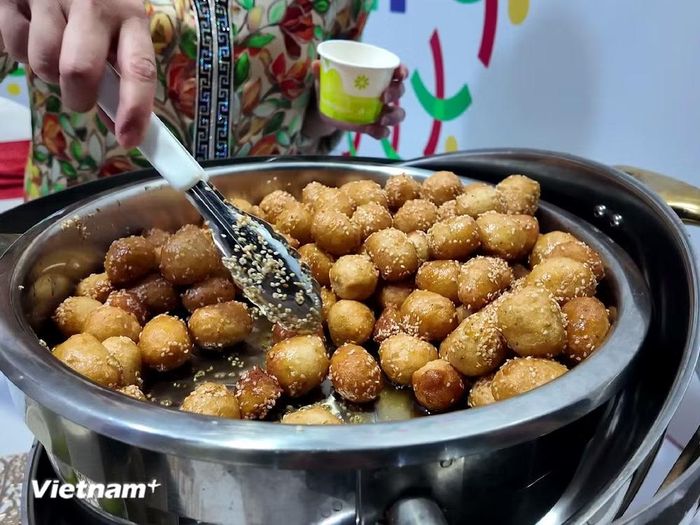 Luqaimat (Bánh rán siro chà là) đặc trưng tại quầy Các Tiểu vương quốc Ả Rập thống nhất UAE, bánh giòn ngoài, bên trong rỗng xốp, thường xuất hiện trong các dịp lễ hội, đặc biệt là tháng Ramadan. (Ảnh: Minh Anh/Vietnam+)