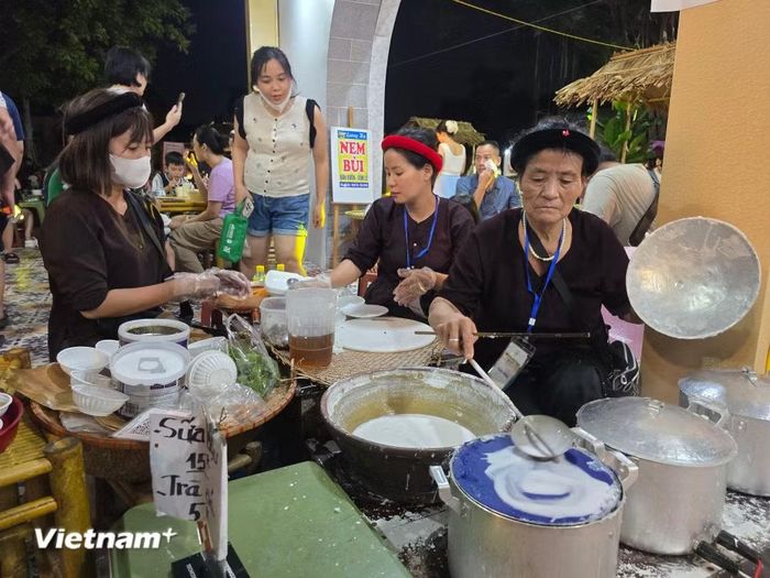 Nếu muốn trải nghiệm thêm các món Việt chọn lọc, du khách cũng có thể ghé không gian ẩm thực địa phương với đa dạng lựa chọn như bánh cuốn Thanh Trì, giò chả Ước Lễ, nem bùi Bắc Ninh, phở Thìn bờ Hồ, bún ốc... (Ảnh: Minh Anh/Vietnam+)
