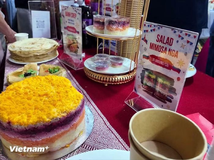 Hương vị từ xứ sở Bạch Dương - Liên bang Nga - có các món salad mimosa, bánh crepe được phục vụ theo các khẩu phần vừa phải, phù hợp để thưởng thức nhiều món cùng lúc. (Ảnh: Minh Anh/Vietnam+)