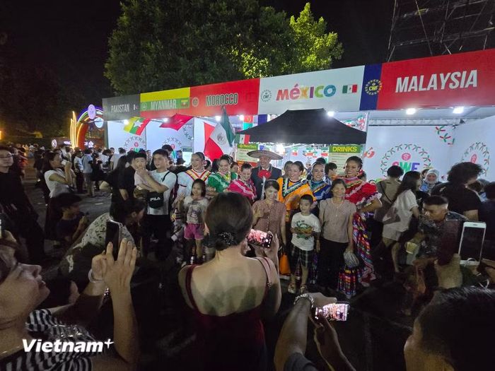 Quốc gia Nam Mỹ này không chỉ nổi tiếng với ẩm thực, mà cả văn hóa nói chung. Du khách ghé gian hàng ẩm thực và trưng bày dễ dàng gặp và chụp ảnh với các nghệ sỹ trình diễn nghệ thuật trong lễ hội. (Ảnh: Minh Anh/Vietnam+)