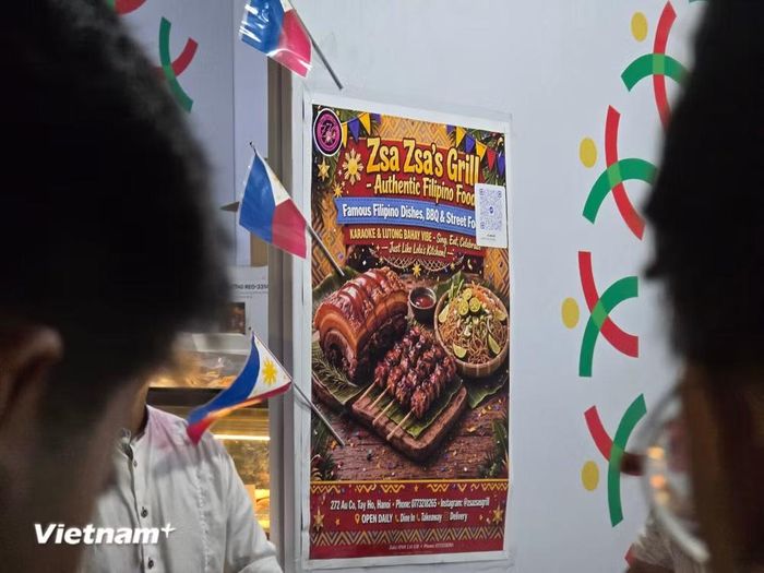 Quầy Philippines mang đến hương vị nướng nóng hổi và thơm lừng của các món nướng, món nhậu đường phố đặc trưng. (Ảnh: Minh Anh/Vietnam+)