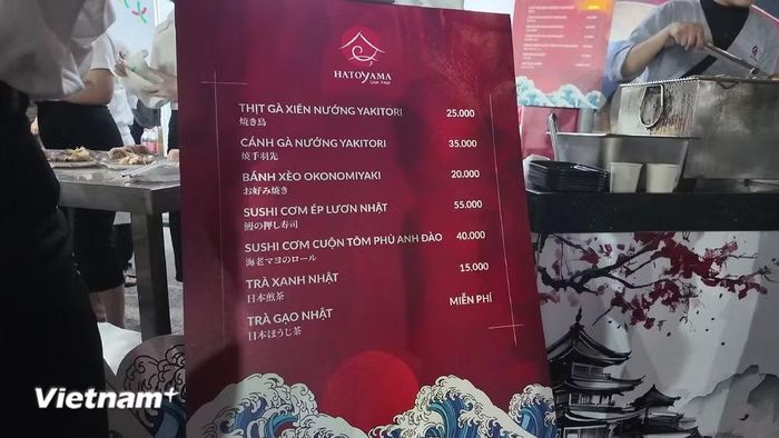Quầy Nhật Bản cũng có mức giá dễ chịu, với nhiều món (chín) đặc trưng, dễ thưởng thức với nhiều đối tượng thực khách. (Ảnh: Minh Anh/Vietnam+)