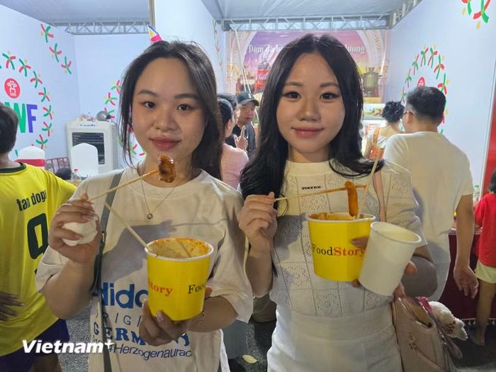 Gần gũi hơn với các bạn trẻ Việt Nam là các món như gà viên sốt, bánh gạo, chả cá cay, cơm gimbap Hàn Quốc với mức giá dao động từ 20.000-80.000 đồng tùy món. (Ảnh: Minh Anh/Vietnam+)