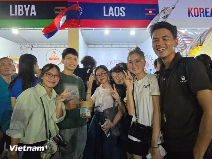 Nhóm sinh viên khoa Đông phương học khám phá ẩm thực, tìm kiếm những nét đặc trưng và tương đồng giữa văn hóa địa phương và quốc tế. (Ảnh: Minh Anh/Vietnam+)