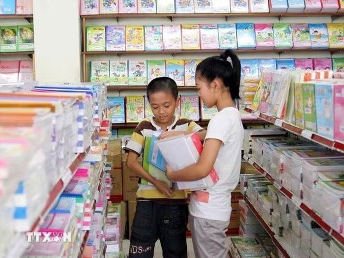 Nhu cầu mua sắm đầu năm học cũng làm giá bút viết, văn phòng phẩm và các sản phẩm từ giấy tăng trên 0,5%. (Ảnh: TTXVN)