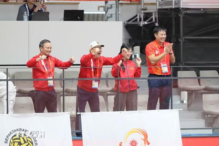 Trưởng đoàn thể thao Việt Nam và ban huấn luyện vui mừng với chiến thắng của đội tuyển cầu mây nữ Việt Nam. (Ảnh: TTXVN phát)