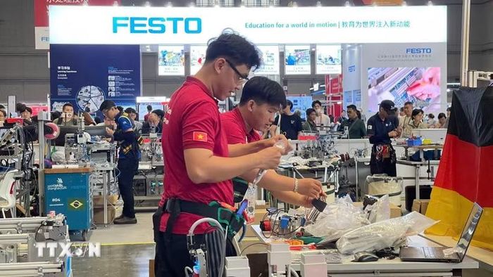 Nhiều thí sinh Việt Nam đã đạt mức điểm tiệm cận 700 (mức đoạt Huy chương Kỹ năng nghề xuất sắc) tại kỳ thi Kỹ năng nghề thế giới lần thứ 48 diễn ra ở Thượng Hải, Trung Quốc. (Ảnh: Diệu Thúy/TTXVN)