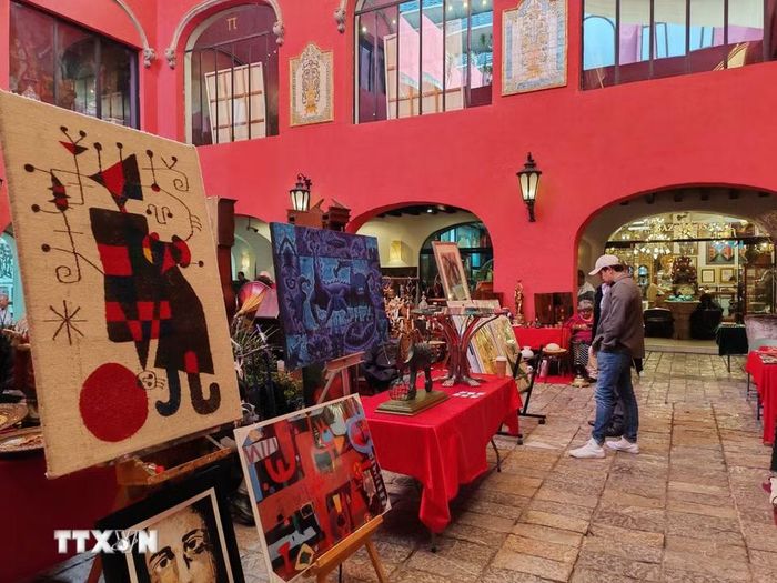 Một số hiện vật, tranh nghệ thuật và đồ sưu tầm cổ tại chợ Plaza del Ángel. (Ảnh: Phương Lan/TTXVN)