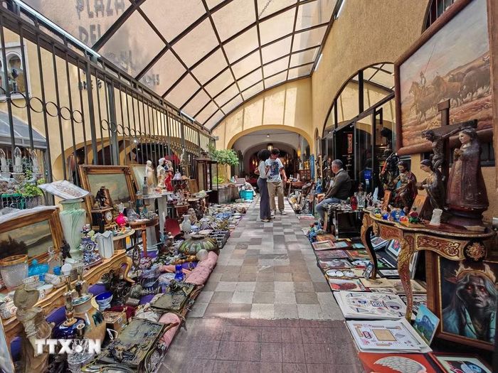 Nhiều người trẻ tìm đến Plaza del Ángel để khám phá đồ cổ. (Ảnh: Phương Lan/TTXVN)