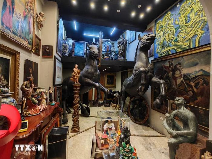 Những hiện vật từ Mexico, Mỹ Latinh, châu Âu và châu Á được bày bán tại khu chợ đồ cổ Plaza del Ángel. (Ảnh: Phương Lan/TTXVN)