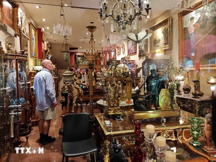 Khách tham quan ngắm các tác phẩm nghệ thuật tại Plaza del Ángel. (Ảnh: Phương Lan/TTXVN)