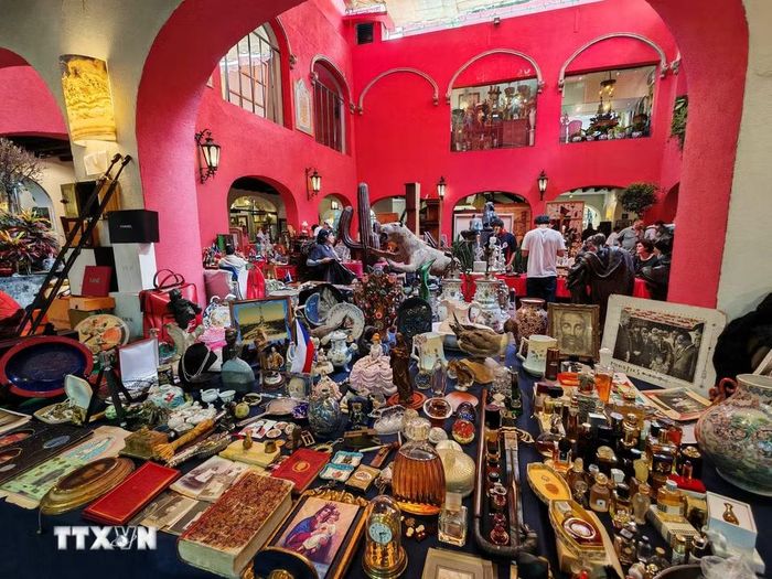 Nhiều hiện vật nhỏ và đồ sưu tầm được bày bán tại quầy hàng ở Plaza del Ángel. (Ảnh: Phương Lan/TTXVN)