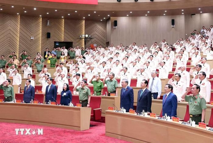 Tổng Bí thư, Chủ tịch nước Tô Lâm và các đại biểu thực hiện nghi lễ chào cờ. (Ảnh: Thống Nhất/TTXVN)