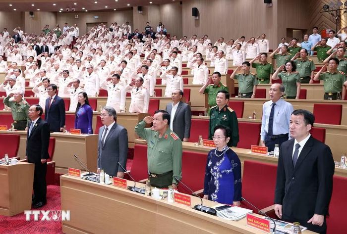 Tổng Bí thư, Chủ tịch nước Tô Lâm và các đại biểu thực hiện nghi lễ chào cờ. (Ảnh: Thống Nhất/TTXVN)