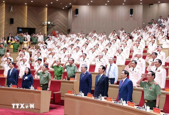 Tổng Bí thư, Chủ tịch nước Tô Lâm và các đại biểu thực hiện nghi lễ chào cờ. (Ảnh: Thống Nhất/TTXVN)