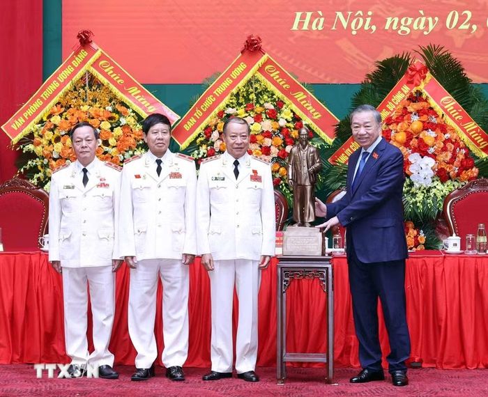 Tổng Bí thư, Chủ tịch nước Tô Lâm tặng bức tượng Chủ tịch Hồ Chí Minh cho Hội Cựu Công an nhân dân Việt Nam. (Ảnh: Thống Nhất/TTXVN)