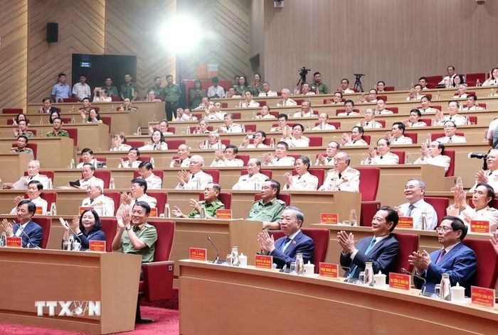 Tổng Bí thư, Chủ tịch nước Tô Lâm và các đại biểu tham dự Đại hội toàn quốc lần thứ II Hội Cựu Công an nhân dân Việt Nam. (Ảnh: Thống Nhất/TTXVN)