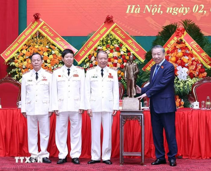Tổng Bí thư, Chủ tịch nước Tô Lâm tặng bức tượng Chủ tịch Hồ Chí Minh cho Hội Cựu Công an nhân dân Việt Nam. (Ảnh: Thống Nhất/TTXVN)
