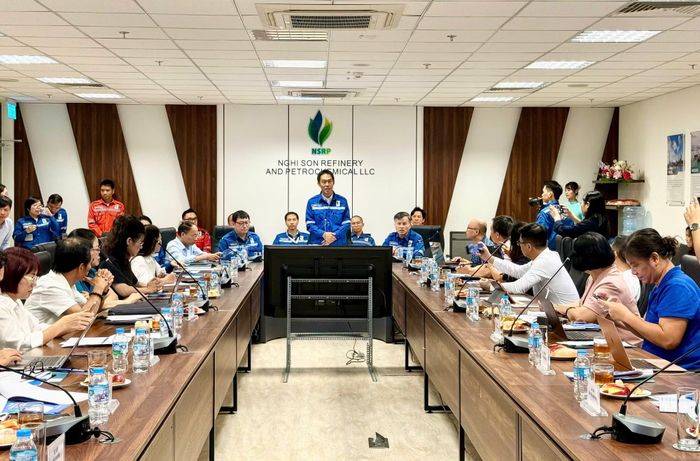 Ông Kazutaka Yamato, Tổng Giám đốc Công ty Trách nhiệm hữu hạn Lọc hóa dầu Nghi Sơn (NSRP) trao đổi với báo chí trong chương trình "Nhịp cầu báo chí NSRP 2026". (Ảnh: PV/Vietnam+)