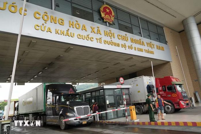 Xe hàng thông quan qua cửa khẩu đường bộ Quốc tế số II-Kim Thành, Lào Cai. (Ảnh: Hồng Ninh/TTXVN)