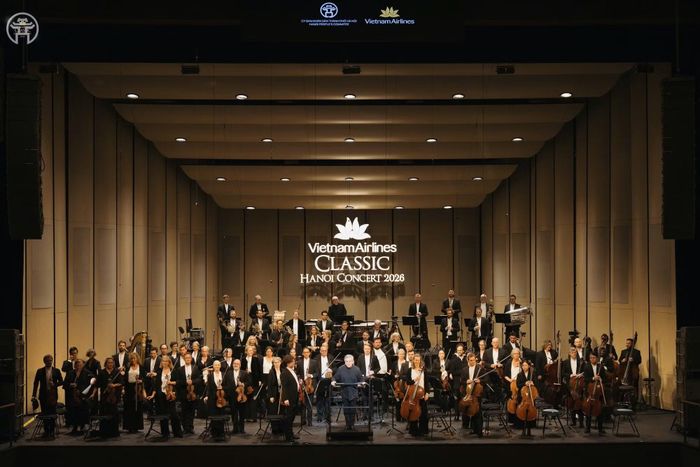 Nhạc trưởng Sir Antonio Pappano giữ vị trí trung tâm của dàn nhạc, dẫn dắt hơn 100 nghệ sỹ qua từng chuyển động của chương trình. (Ảnh: CTV/Vietnam+)