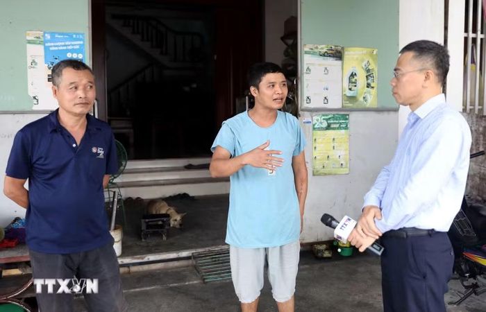 Người dân thôn Thụy Hà, xã Thái Thụy, tỉnh Hưng Yên bức xúc chia sẻ việc nhà bị nứt khi thi công công trình với phóng viên TTXVN. (Ảnh: Thế Duyệt/TTXVN)