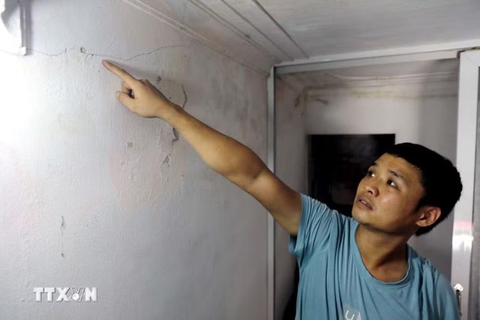 Nhiều vết nứt xuất hiện tại nhà người dân thôn Thụy Hà, xã Thái Thụy, tỉnh Hưng Yên. (Ảnh: Thế Duyệt/TTXVN)