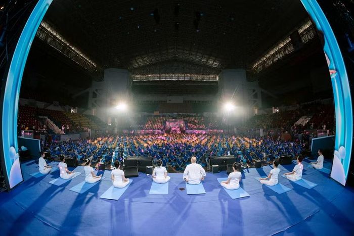 Khung cảnh buổi trình diễn yoga của 700 mẹ bầu. (Ảnh: PV/Vietnam+)