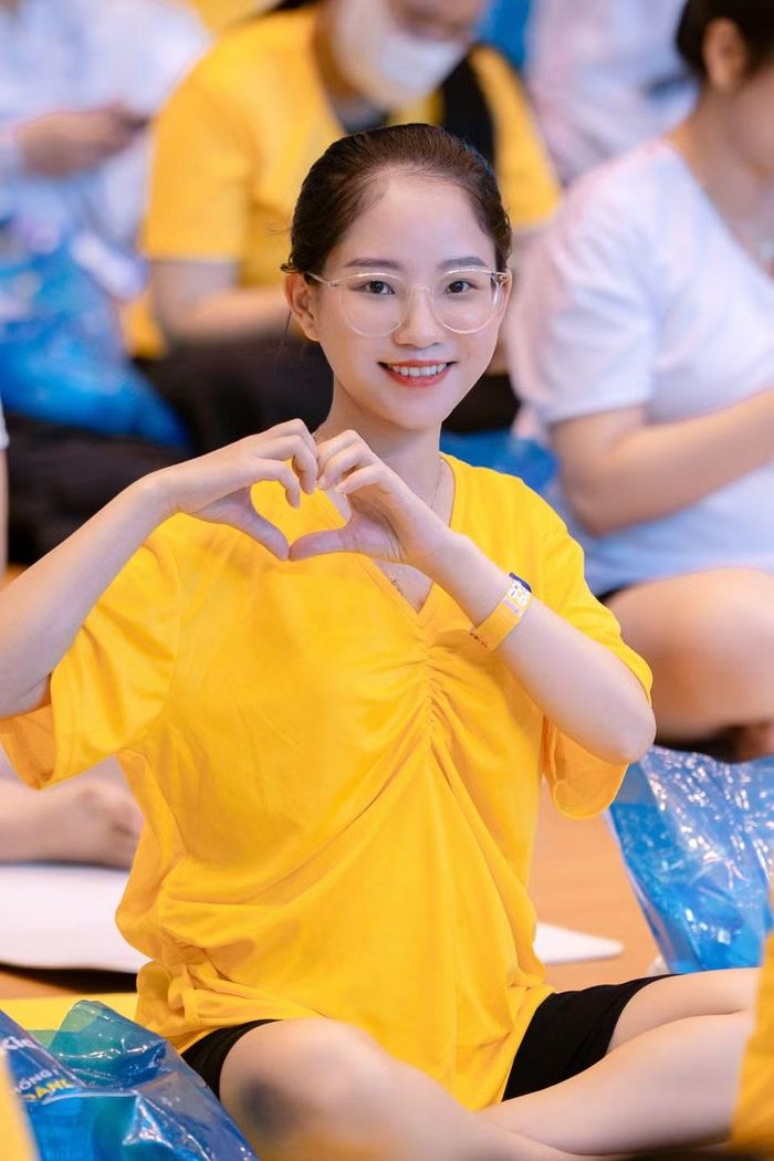 Một mẹ bầu tạo dáng trong chương trình. (Ảnh: PV/Vietnam+)
