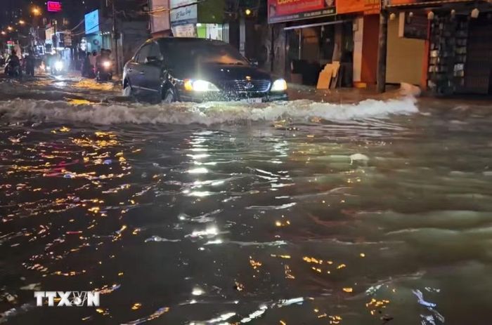 Nước ngập sâu trên đường Phan Huy Ích, phường An Hội Tây, tối 1/10. (Ảnh: Hồng Đạt/TTXVN)
