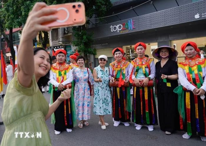 Lễ hội đường phố “Sắc màu năm châu” diễn ra tại phố đi bộ hồ Hoàn Kiếm, thu hút đông đảo người dân và du khách. (Ảnh: Khánh Hòa/TTXVN)
