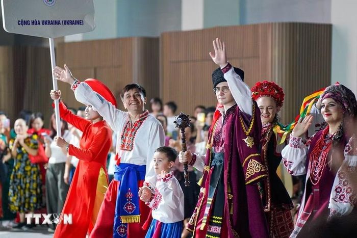 Trang phục truyền thống của các quốc gia cùng xuất hiện, tạo nên không gian giao lưu văn hóa nhiều màu sắc giữa lòng Hà Nội. (Ảnh: Khánh Hòa/TTXVN)