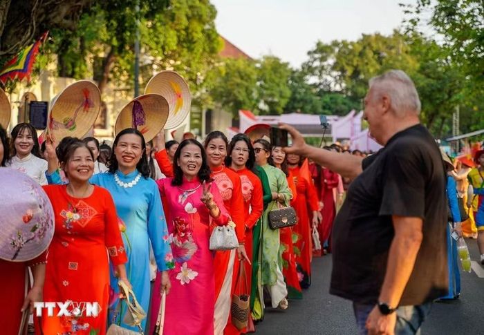 Lễ hội đường phố “Sắc màu năm châu” góp phần đưa các giá trị văn hóa Việt Nam đến gần hơn với công chúng quốc tế. (Ảnh: Khánh Hòa/TTXVN)