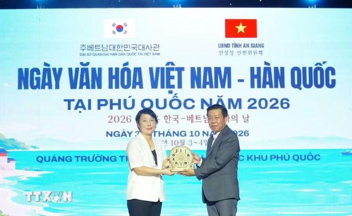 Lãnh đạo Sở Văn hóa và Thể thao tỉnh An Giang tặng quà cho bà Park Chan A, Bí thư thứ nhất Đại sứ quán Hàn Quốc tại Việt Nam, kiêm Giám đốc Trung tâm Văn hóa Hàn Quốc. (Ảnh: Văn Sĩ/TTXVN)