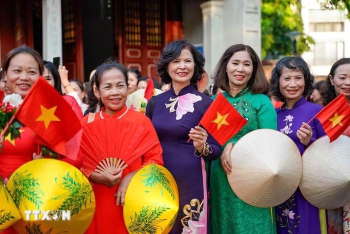 Những tà áo dài Việt Nam tạo nên hình ảnh duyên dáng, góp phần quảng bá vẻ đẹp trang phục truyền thống của dân tộc tới bạn bè quốc tế. (Ảnh: Khánh Hòa/TTXVN)
