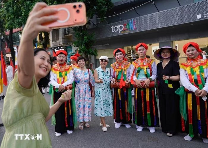 Lễ hội đường phố “Sắc màu năm châu” diễn ra tại phố đi bộ hồ Hoàn Kiếm, thu hút đông đảo người dân và du khách. (Ảnh: Khánh Hòa/TTXVN)