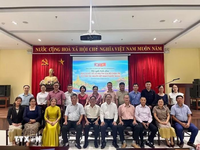 Tổng Lãnh sự Nguyễn Văn Dũng cùng cán bộ Tổng Lãnh sự quán, đại diện Hội người Việt Nam và cộng đồng doanh nghiệp Việt Nam tại Trung Lào dự hội nghị. (Ảnh: Xuân Tú/TTXVN)