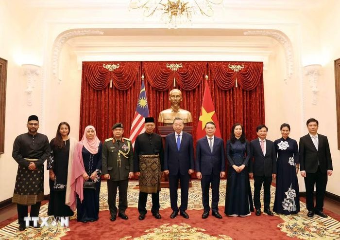 Tổng Bí thư, Chủ tịch nước Tô Lâm tiếp Đại sứ Malaysia Jamal Sharifuddin Bin Johan. (Ảnh: Thống Nhất/TTXVN)