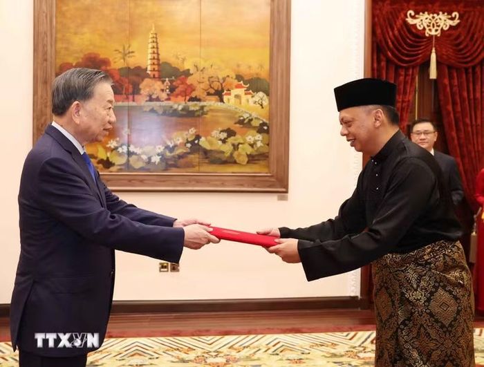 Tổng Bí thư, Chủ tịch nước Tô Lâm tiếp Đại sứ Malaysia Jamal Sharifuddin Bin Johan. (Ảnh: Thống Nhất/TTXVN)
