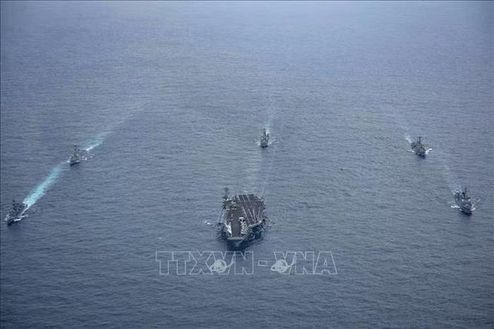 (Hàng dưới, từ phải sang) Tàu khu trục Seoae Ryu Seong-ryong của Hàn Quốc, tàu sân bay chạy bằng năng lượng hạt nhân USS Theodore Roosevelt của Mỹ và tàu khu trục Ariake của Nhật Bản, (hàng trên, từ phải sang) cùng các tàu khu trục Howard, Russell và Daniel Inouye của Mỹ tham gia cuộc tập trận chung ngoài khơi đảo Jeju, Hàn Quốc, ngày 11/4/2024. Ảnh: Yonhap/TTXVN