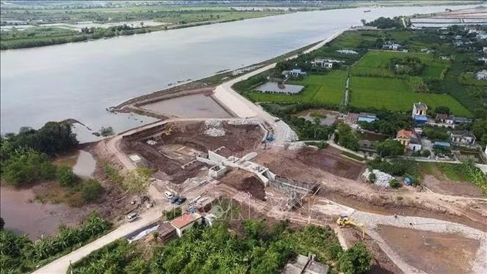 Thông tin khí tượng thủy văn trở thành một đầu vào trực tiếp của công tác quản trị rủi ro tại cơ sở. Trong ảnh: Công trường thi công xây dựng cống Cồn Tư, xã Giao Hòa (Ninh Bình), ngày 18/5/2026. Ảnh minh họa: Công Luật/TTXVN