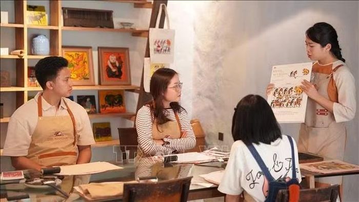 Tại The Hangart Đà Nẵng tổ chức thường xuyên 16 workshop thủ công truyền thống, tái hiện 12 không gian làng nghề Việt Nam trong cùng một điểm đến.