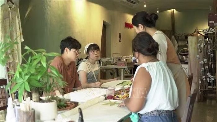 Đưa mô hình làng nghề vào hoạt động du lịch để du khách có thể trải nghiệm và hiểu về văn hóa Việt Nam một cách gần gũi nhất.