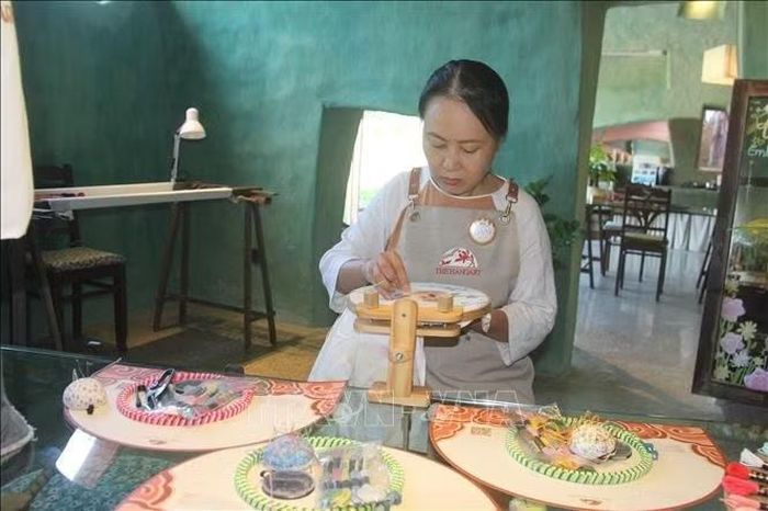 Nghệ nhân Trần Thị Thu Trang có thâm niên với hơn 20 năm gắn bó cùng tranh thêu lụa, vẫn miệt mài bên từng sợi chỉ.