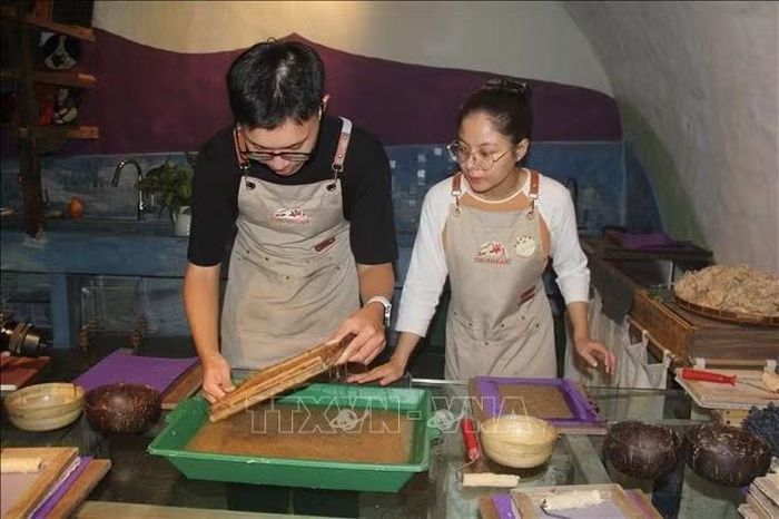 Du khách trực tiếp trải nghiệm các công đoạn làm giấy dó tại The Hangart.