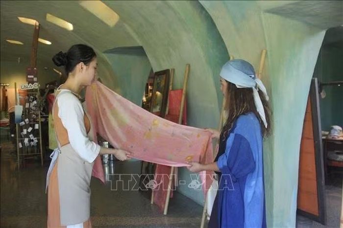 Lụa Mã Châu (Quảng Nam) của làng nghề có lịch sử hình thành, phát triển gần 300 năm được giới thiệu đến du khách.