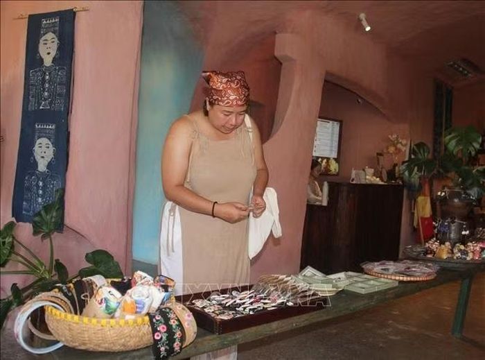 Chị Kuntida Juntarawong du khách Thái Lan chia sẻ, đây là lần đầu tiên đến The Hangart Đà Nẵng và thấy ấn tượng ngay khi vừa bước vào.