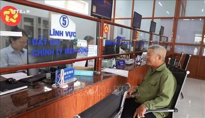 Ông Nguyễn Đình Thượng, ngụ ấp 3, xã Nha Bích (TP Đồng Nai) cho rằng việc bỏ cấp trung gian đã mang lại nhiều thuận lợi cho người dân trong giải quyết các thủ tục hành chính. Ảnh minh họa: Đậu Tất Thành/TTXVN