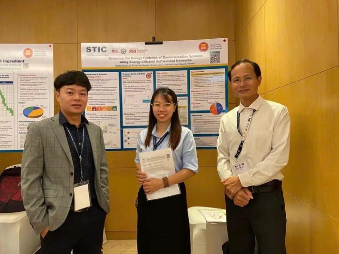 PGS.TS. Lưu Quang Trung (ngoài cùng bên trái) tham gia Hội nghị về thúc đẩy khoa học, công nghệ và đổi mới, do Đại học Bang Arizona tổ chức dưới sự bảo trợ của Bộ Ngoại giao Hoa Kỳ và ASEAN, tại Viêng Chăn, Lào.